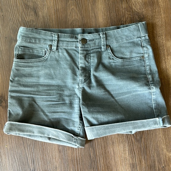 Stretchy shorts - Picture 1 of 3